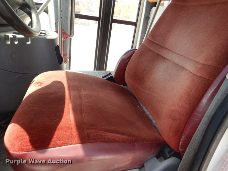 image for item DE3528 2000 Ford Econoline E450 shuttle bus