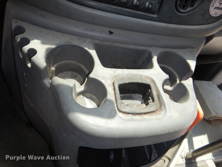 image for item DE3528 2000 Ford Econoline E450 shuttle bus