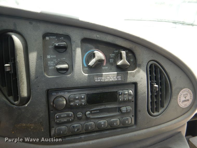 image for item DE3528 2000 Ford Econoline E450 shuttle bus