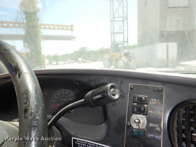 image for item DE3528 2000 Ford Econoline E450 shuttle bus