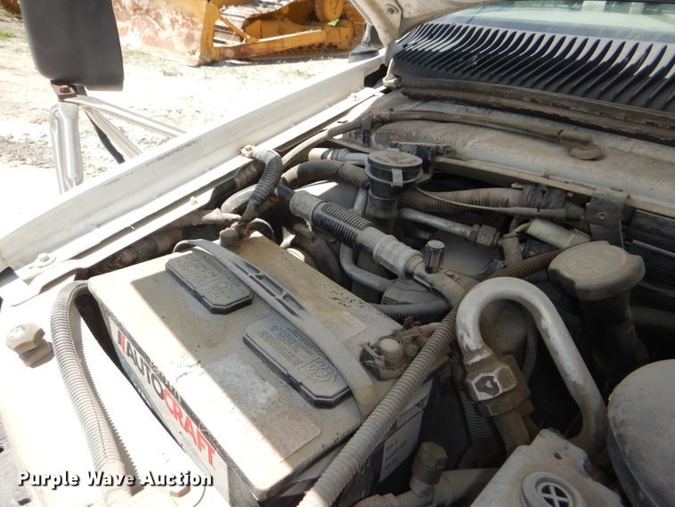 image for item DE3528 2000 Ford Econoline E450 shuttle bus