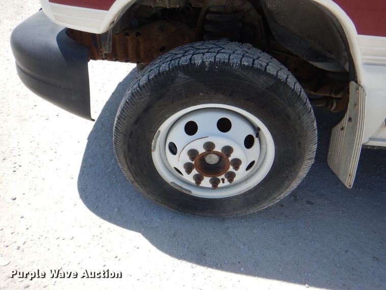 image for item DE3528 2000 Ford Econoline E450 shuttle bus