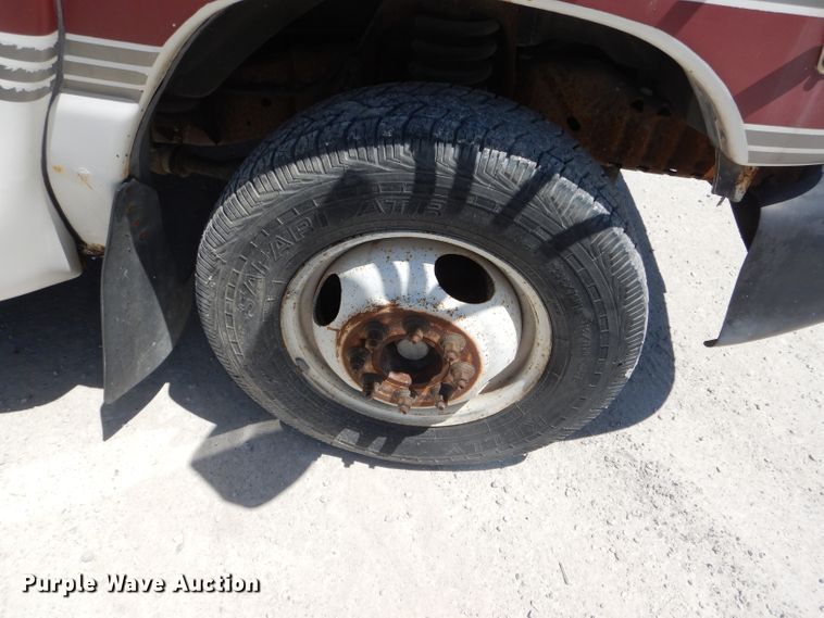 image for item DE3528 2000 Ford Econoline E450 shuttle bus