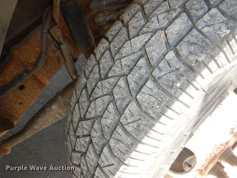 image for item DE3528 2000 Ford Econoline E450 shuttle bus