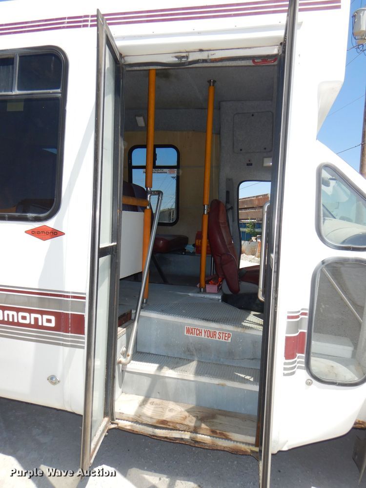 image for item DE3528 2000 Ford Econoline E450 shuttle bus