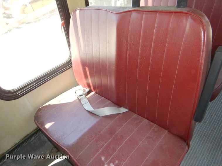 image for item DE3528 2000 Ford Econoline E450 shuttle bus