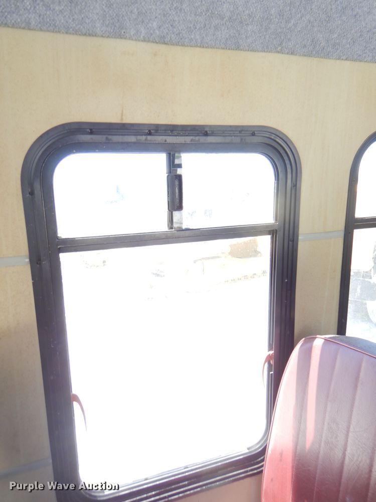 image for item DE3528 2000 Ford Econoline E450 shuttle bus