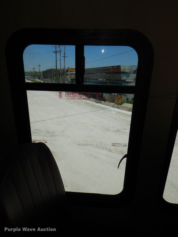 image for item DE3528 2000 Ford Econoline E450 shuttle bus