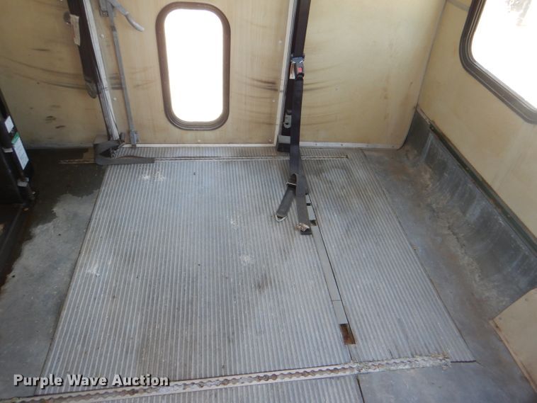 image for item DE3528 2000 Ford Econoline E450 shuttle bus