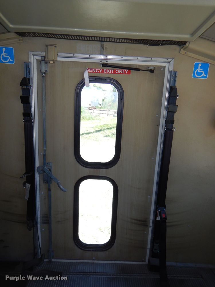 image for item DE3528 2000 Ford Econoline E450 shuttle bus