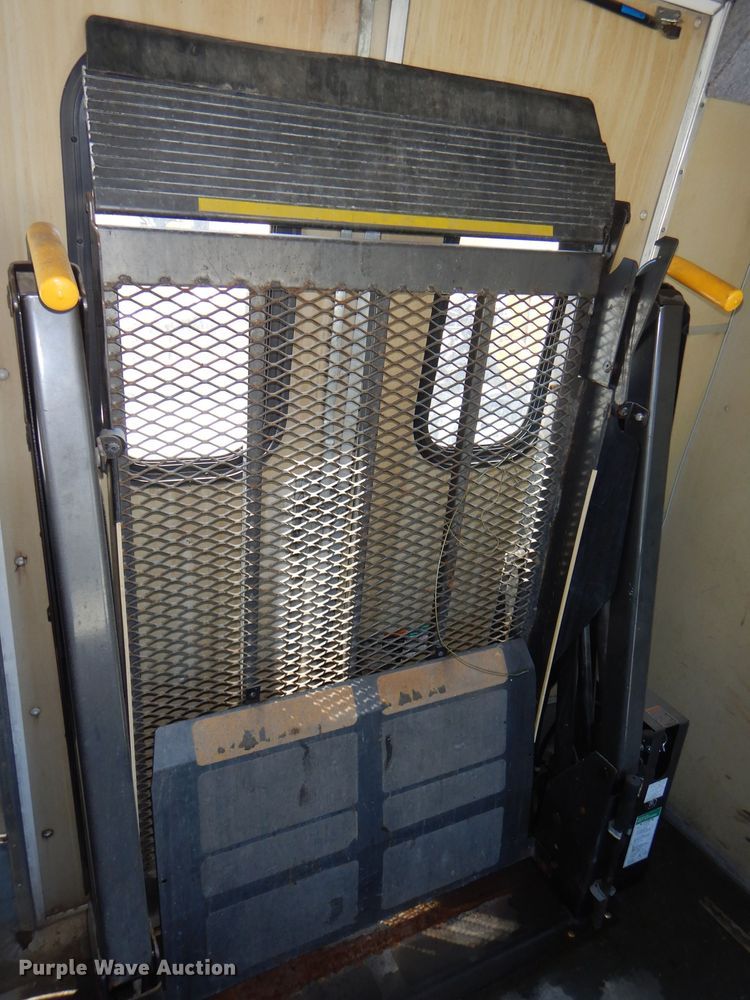 image for item DE3528 2000 Ford Econoline E450 shuttle bus