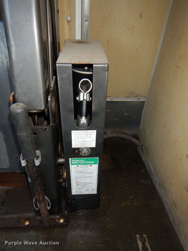 image for item DE3528 2000 Ford Econoline E450 shuttle bus