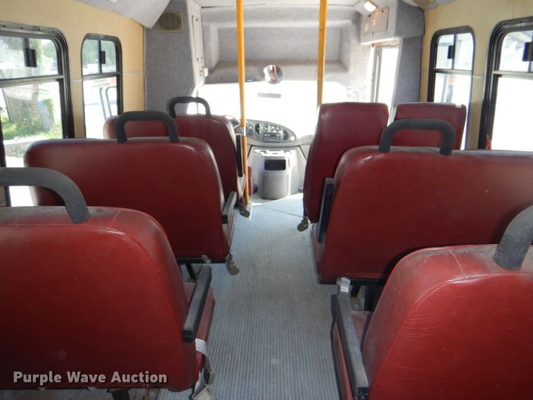 image for item DE3528 2000 Ford Econoline E450 shuttle bus