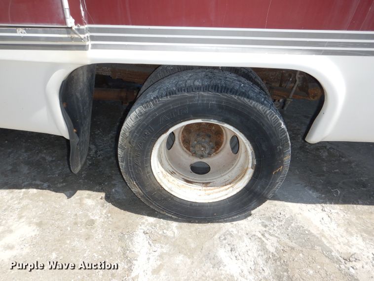 image for item DE3528 2000 Ford Econoline E450 shuttle bus