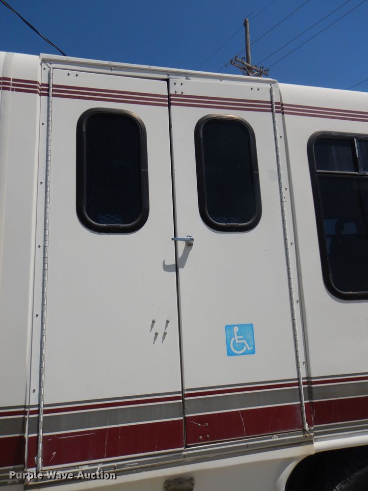 image for item DE3528 2000 Ford Econoline E450 shuttle bus