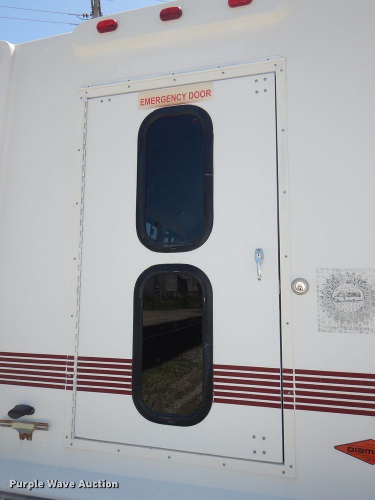 image for item DE3528 2000 Ford Econoline E450 shuttle bus