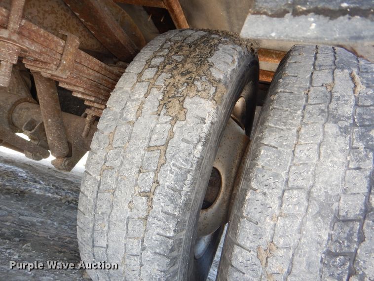 image for item DE3528 2000 Ford Econoline E450 shuttle bus