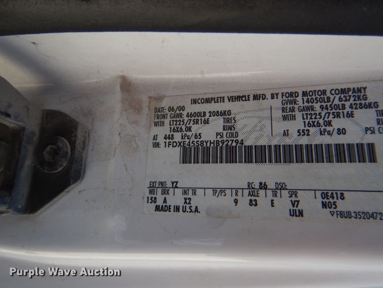 image for item DE3528 2000 Ford Econoline E450 shuttle bus