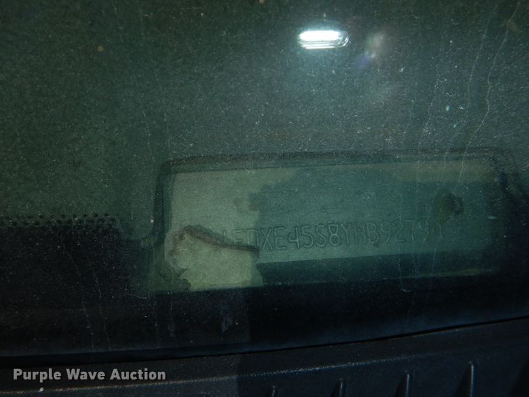 image for item DE3528 2000 Ford Econoline E450 shuttle bus