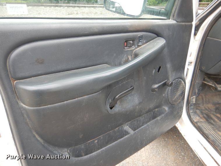 image for item DE3986 2001 GMC Sierra 2500HD Ext. Cab utility bed pickup truck