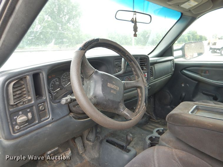 image for item DE3986 2001 GMC Sierra 2500HD Ext. Cab utility bed pickup truck