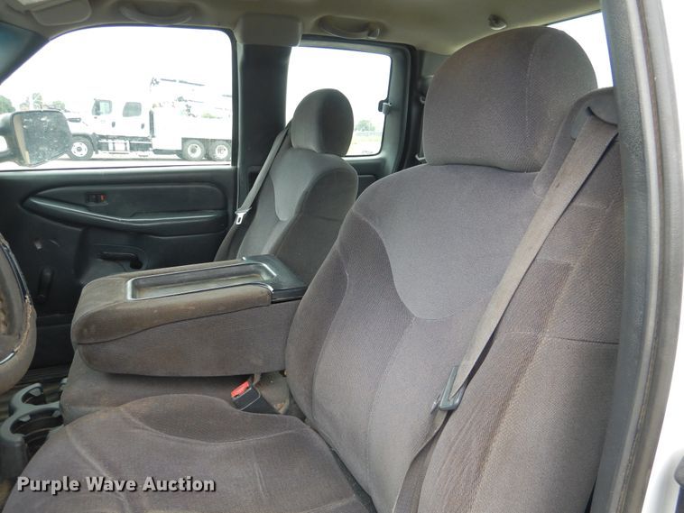 image for item DE3986 2001 GMC Sierra 2500HD Ext. Cab utility bed pickup truck