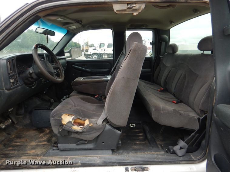image for item DE3986 2001 GMC Sierra 2500HD Ext. Cab utility bed pickup truck
