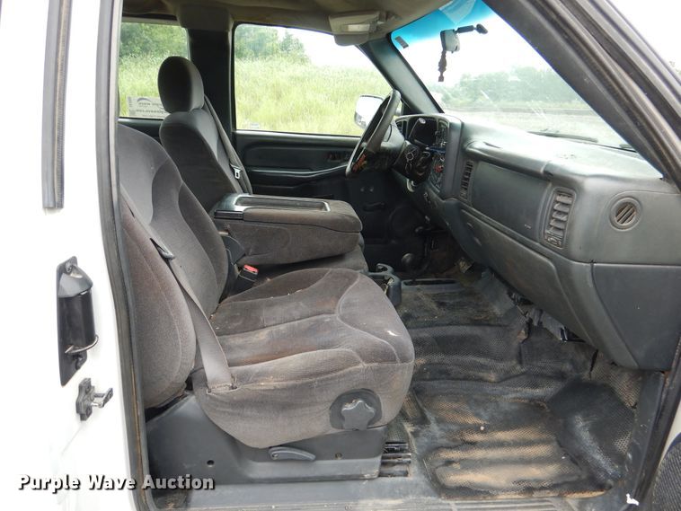 image for item DE3986 2001 GMC Sierra 2500HD Ext. Cab utility bed pickup truck