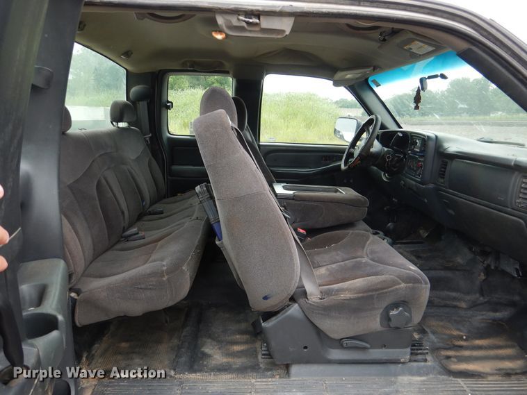 image for item DE3986 2001 GMC Sierra 2500HD Ext. Cab utility bed pickup truck