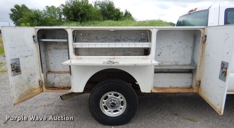 image for item DE3986 2001 GMC Sierra 2500HD Ext. Cab utility bed pickup truck