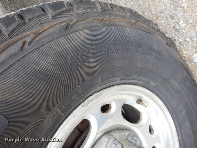 image for item DE3986 2001 GMC Sierra 2500HD Ext. Cab utility bed pickup truck