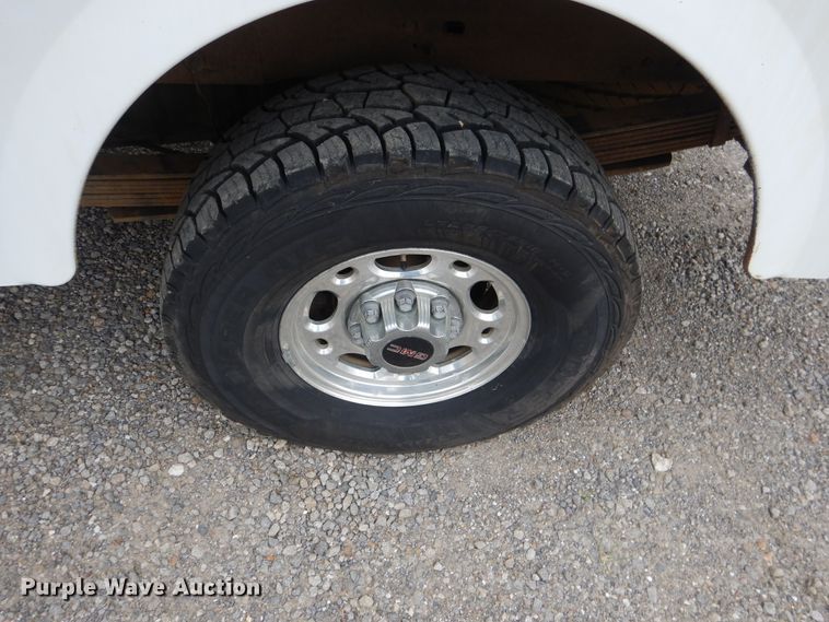 image for item DE3986 2001 GMC Sierra 2500HD Ext. Cab utility bed pickup truck