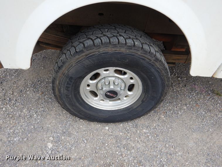 image for item DE3986 2001 GMC Sierra 2500HD Ext. Cab utility bed pickup truck