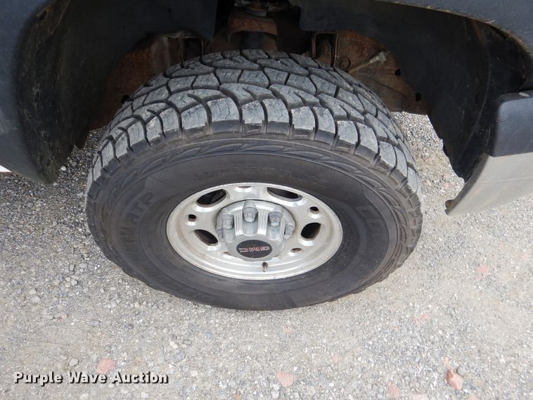 image for item DE3986 2001 GMC Sierra 2500HD Ext. Cab utility bed pickup truck