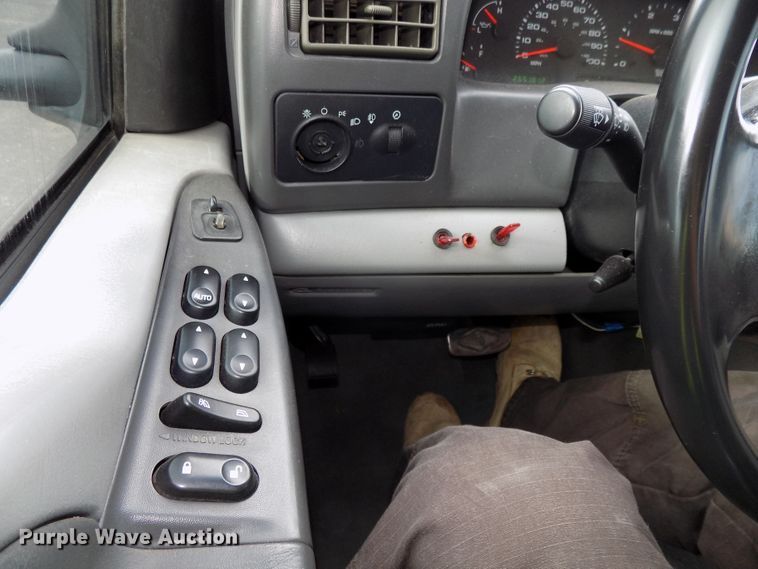 image for item DE7729 2002 Ford F250 Super Duty XLT Crew Cab flatbed pickup truck