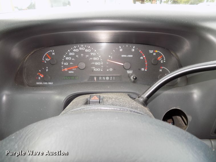 image for item DE7729 2002 Ford F250 Super Duty XLT Crew Cab flatbed pickup truck