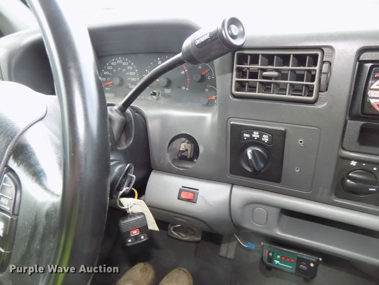 image for item DE7729 2002 Ford F250 Super Duty XLT Crew Cab flatbed pickup truck