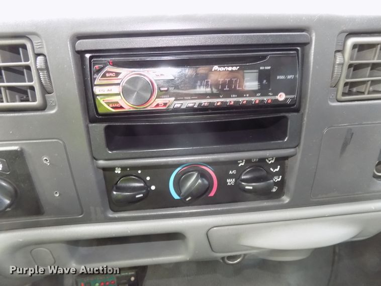 image for item DE7729 2002 Ford F250 Super Duty XLT Crew Cab flatbed pickup truck