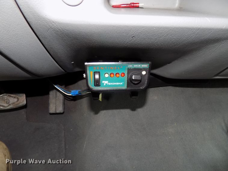 image for item DE7729 2002 Ford F250 Super Duty XLT Crew Cab flatbed pickup truck