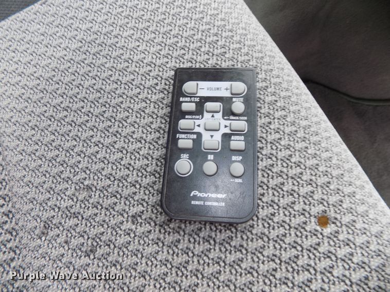 image for item DE7729 2002 Ford F250 Super Duty XLT Crew Cab flatbed pickup truck