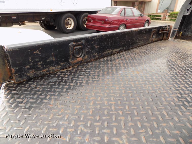 image for item DE7729 2002 Ford F250 Super Duty XLT Crew Cab flatbed pickup truck