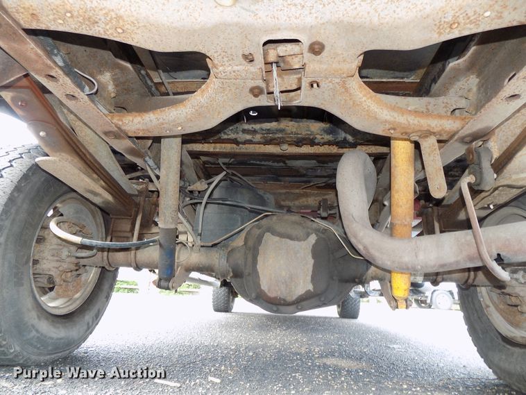 image for item DE7729 2002 Ford F250 Super Duty XLT Crew Cab flatbed pickup truck