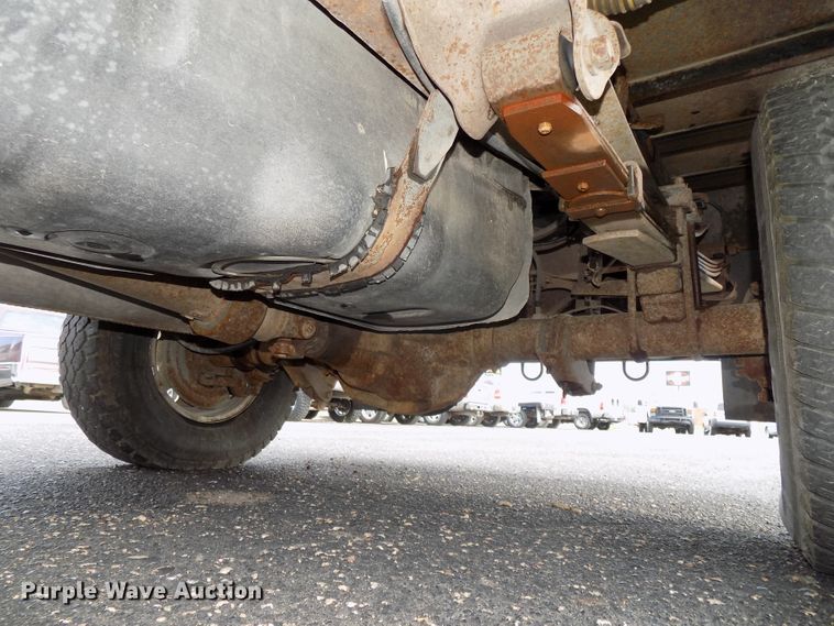 image for item DE7729 2002 Ford F250 Super Duty XLT Crew Cab flatbed pickup truck