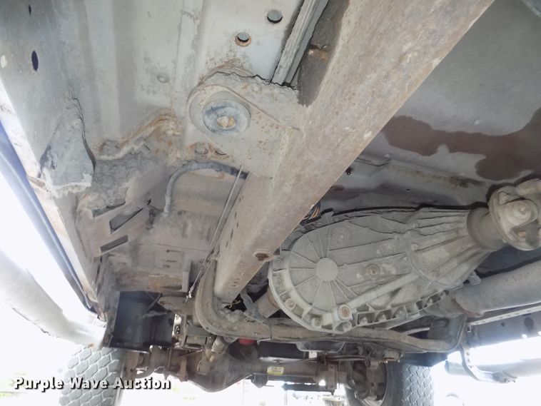 image for item DE7729 2002 Ford F250 Super Duty XLT Crew Cab flatbed pickup truck