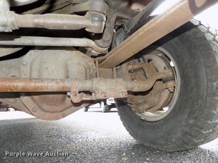 image for item DE7729 2002 Ford F250 Super Duty XLT Crew Cab flatbed pickup truck