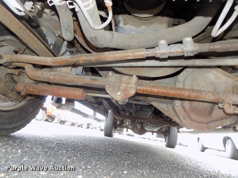 image for item DE7729 2002 Ford F250 Super Duty XLT Crew Cab flatbed pickup truck