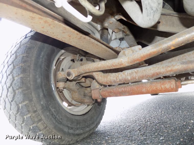 image for item DE7729 2002 Ford F250 Super Duty XLT Crew Cab flatbed pickup truck