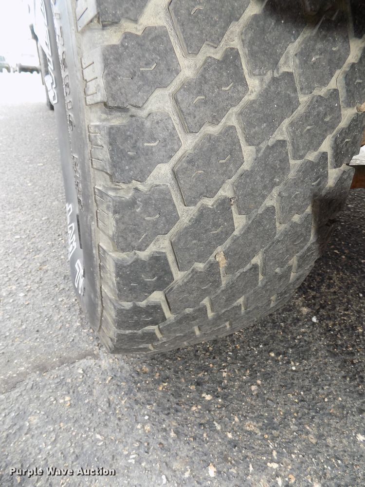 image for item DE7729 2002 Ford F250 Super Duty XLT Crew Cab flatbed pickup truck