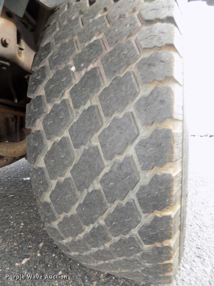 image for item DE7729 2002 Ford F250 Super Duty XLT Crew Cab flatbed pickup truck