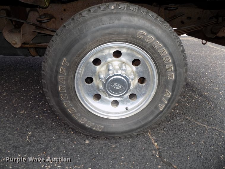 image for item DE7729 2002 Ford F250 Super Duty XLT Crew Cab flatbed pickup truck